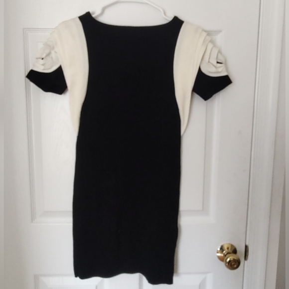 Black knit rosette sleeve bodycon dress - Picture 7 of 7